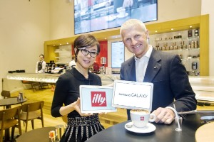 サムスン電子のイ·ヨンヒ副社長（左）とilly cafèのアンドレア・イリー会長。英ロンドンのilly cafèの旗艦店にて（写真提供：サムスン電子）