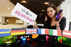 韓国のLGエレクトロニクスは21日、曲面スマートフォン「G Flex」を欧州20カ国で来月に発売すると発表した。写真提供：LGエレクトロニクス