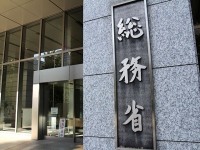 総務省は契約の透明性と一般競争入札を進めるため、役務契約を中心に18府省251会計機関の約7000件を対象に調査。