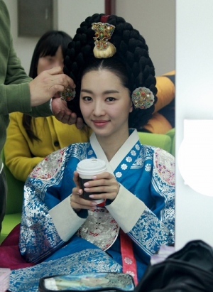 女優チャン・ヒジンが優雅な韓服姿で旧正月の挨拶を伝えた。