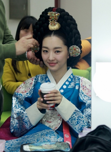 女優チャン・ヒジンが優雅な韓服姿で旧正月の挨拶を伝えた。