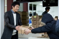 SBSドラマ『温かい一言』のキム・ソンス役で好評を受けている俳優イ・サンウが旧正月を控えてドラマのスタッフや共演者たちに基礎化粧品セットをプレゼントした。