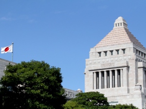 25年度補正予算案は6日の参院本会議で投票総数231のうち、賛成129、反対102で政府原案通り成立した