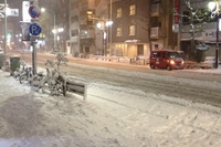 大雪となった8日の都内新宿区。