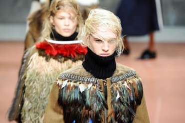 マルニ 2014-15年秋冬コレクション - ボリューム感とセンシュアルな素材が生みだすタフな女性像