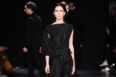 アン ドゥムルメステール 2014-15年秋冬コレクション - 闇に溶け込む、センシュアルな装い