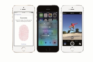 アップルは自動車をiPhoneと連携させ、安全、快適に使うためのシステム「CarPlay」を発表した。写真はiPhone 5S。