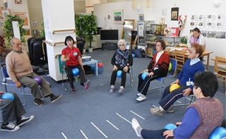 フランスベッドホールディングス＜７８４０＞（東１）の子会社フランスベッドは、介護の軽い要介護者向けの介護予防通所介護施設（デイサービスセンター）「悠悠いきいき倶楽部」にて・・・。