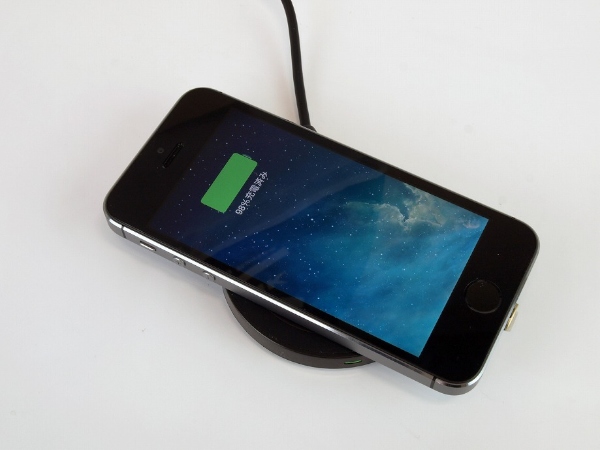 iPhoneをワイヤレスで充電することができる『【attach】Wireless Charging SET for iPhone 5s / 5 / iPhone 5c / iPod touch』