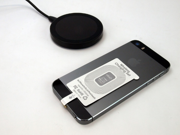 iPhoneをワイヤレスで充電することができる『【attach】Wireless Charging SET for iPhone 5s / 5 / iPhone 5c / iPod touch』