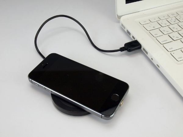 iPhoneをワイヤレスで充電することができる『【attach】Wireless Charging SET for iPhone 5s / 5 / iPhone 5c / iPod touch』