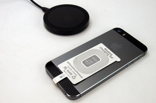 iPhoneをワイヤレスで充電することができる『【attach】Wireless Charging SET for iPhone 5s / 5 / iPhone 5c / iPod touch』