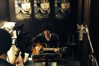 ニコ生初!?　高橋優がトイレから生中継＆熱唱「この空間いい！」