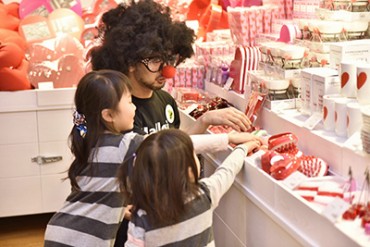 「フライングタイガー」がららぽーとTOKYO-BAYに新店舗、一足先に子供たちがショッピング体験