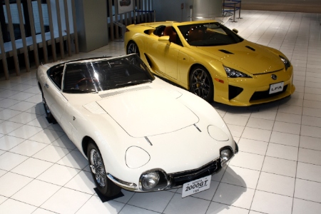 TOYOTA 2000GTボンドカー VS　LEXUS LFA Spider（写真提供：トヨタ自動車）