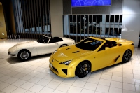 TOYOTA 2000GTボンドカー VS　LEXUS LFA Spider（写真提供：トヨタ自動車）