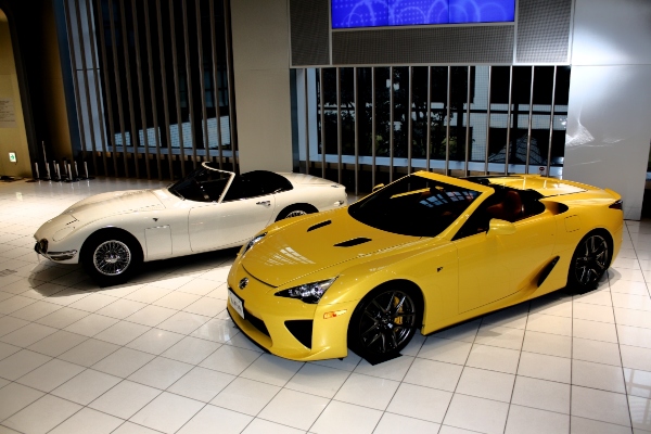 TOYOTA 2000GTボンドカー VS　LEXUS LFA Spider（写真提供：トヨタ自動車）