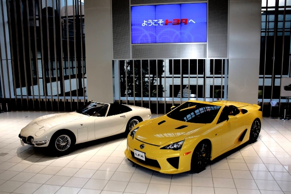 TOYOTA 2000GTボンドカー VS　LEXUS LFA Spider（写真提供：トヨタ自動車）