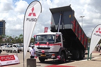 三菱ふそうトラック･バスがタンザニアで発売した大型トラック「FJ」