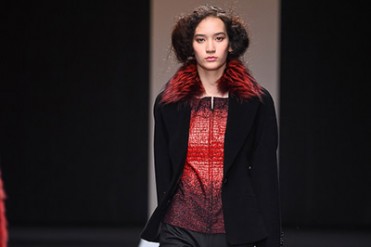 タエ アシダ 2014-15年秋冬コレクション - メタリックな輝きが生む強くセクシーな女性像