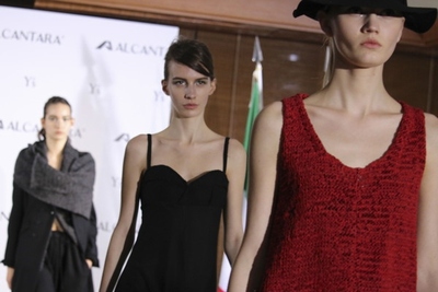 Y's（ワイズ） イタリア大使館で2014-15年秋冬コレクション発表 伊高級生地アルカンターラとコラボ