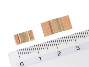 ローム株式会社が新たにラインアップに加えた超低抵抗シャント抵抗器「PSR」シリーズ。車載、産機向けの電流検出に最適な超低抵抗で5W相当の定格電力を実現する。 ローム株式会社が新たにラインアップに加えた超低抵抗シャント抵抗器「PSR」シリーズ。車載、産機向けの電流検出に最適な超低抵抗で5W相当の定格電力を実現する。