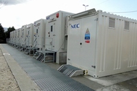 イタリアのカラブリア州キアラバッレ変電所に設置されたNECの蓄電システム（NECの発表資料より）