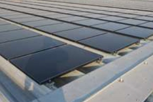 首都圏東物流センターの屋根に設置した太陽光発電パネル（オリックスの発表資料より）