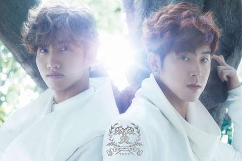 東方神起(TVXQ!)の日本ニューアルバム『TREE』が、CDバージョン、CD+DVD A、Bバージョンなど全3バージョンで、2日に韓国でリリースされた。写真＝SMエンターテインメント