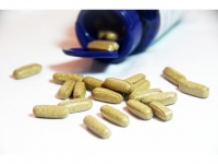 サプリメントは一見すると医薬品のように販売され、形状も似ている。が、飽くまでも「食品」だ。政府の規制緩和策で流通・販売にどんな変化が起きるのか?