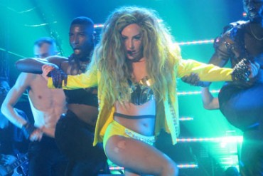 レディ・ガガ、閉鎖するNYライブ会場でパフォーマンス！ヴェルサーチの衣装でラストを飾る