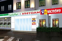 コンビニエンスストアとカラオケボックスの一体型店舗「ファミリーマート＋カラオケDAM蒲田南口駅前店」のイメージ