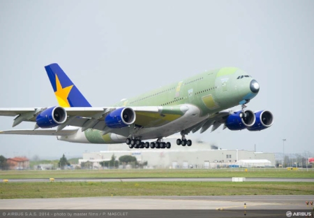 初飛行を成功裏に終了したスカイマークの「A380」初号機