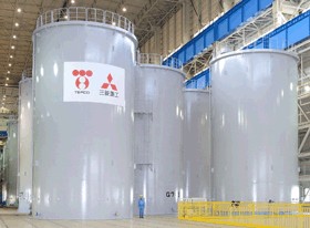 三菱重工業は、東京電力の福島第一原子力発電所向け汚染水貯蔵タンクの出荷を開始した。