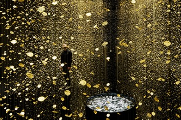  シチズン、時計の地板を8万個使用した「光」と「時」の幻想的な空間演出