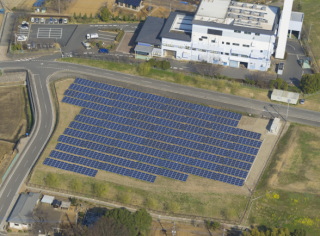 グリーン・コミュニティの実現を目指し、国内外でメガソーラー発電所の開発に注力する日本アジアグループ＜３７５１＞（東マ）傘下の国際Ｌ＆Ｄと国際航業が共同提案し、国際Ｌ＆Ｄが建設を進めていた「杉戸ソーラーウェイ」が昨日竣工した。