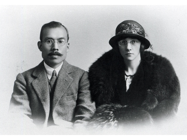 竹鶴政孝とその夫人リタの肖像。帰国当時の写真だ。その後、ふたりは北海道・余市で蒸溜所ともに生きる。現在、余市蒸溜所には、ふたりが住んだ旧・竹鶴邸が残されていて見学も可能だ