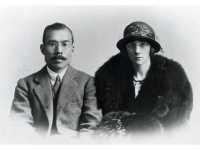 竹鶴政孝とその夫人リタの肖像。帰国当時の写真だ。その後、ふたりは北海道・余市で蒸溜所ともに生きる。現在、余市蒸溜所には、ふたりが住んだ旧・竹鶴邸が残されていて見学も可能だ