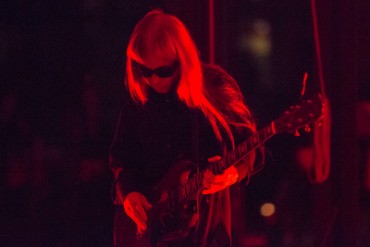 灰野敬二が伊・新進デザイナーのショーでパフォーマンス - イタリア大使館で前衛音楽を披露