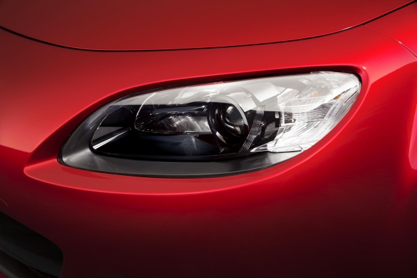 16日、マツダはニューヨーク国際オートショーにおいて、Mazda MX-5（日本名・マツダロードスター）の誕生25周年を記念した特別仕様車「Mazda MX-5 Miata 25th Anniversary Edition」を世界初公開すると発表した。