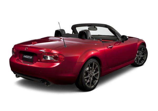 16日、マツダはニューヨーク国際オートショーにおいて、Mazda MX-5（日本名・マツダロードスター）の誕生25周年を記念した特別仕様車「Mazda MX-5 Miata 25th Anniversary Edition」を世界初公開すると発表した。