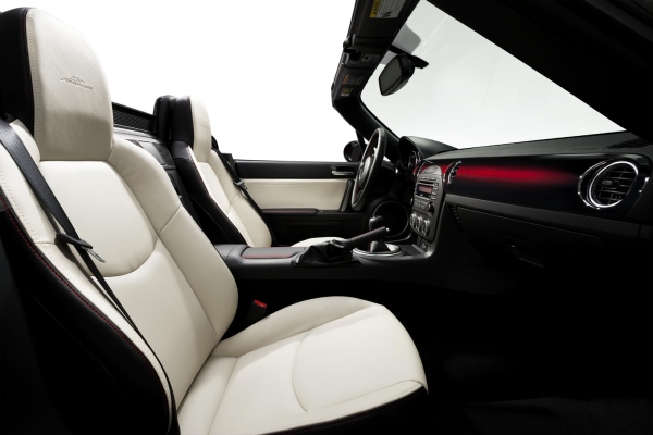 16日、マツダはニューヨーク国際オートショーにおいて、Mazda MX-5（日本名・マツダロードスター）の誕生25周年を記念した特別仕様車「Mazda MX-5 Miata 25th Anniversary Edition」を世界初公開すると発表した。