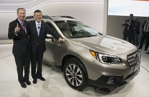 富士重工業が2014年ニューヨーク国際オートショーで世界初公開した新型「アウトバック」(米国仕様車)。左はスバルオブアメリカのトーマスJ・ドール社長兼COO、右は富士重工業の吉永泰之社長。(写真提供:富士重工業) 富士重工業が2014年ニューヨーク国際オートショーで世界初公開した新型「アウトバック」(米国仕様車)。左はスバルオブアメリカのトーマスJ・ドール社長兼COO、右は富士重工業の吉永泰之社長。(写真提供:富士重工業)