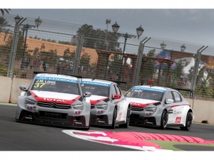WTCC(世界ツーリングカー選手権/World Touring Car Championship)とは、 国際自動車連盟(FIA)が管轄する世界選手権のひとつ。1.6 リッター直噴ターボエンジン+6速シーケンシャル・ミッション、4ドア、2輪駆動の量産車をベースにしたマシンで競う。モロッコのマラケシュで4月12日・13日に行なわれたWTCCの緒戦で、シトロエン・チームは表彰台を独占した。 WTCC(世界ツーリングカー選手権/World Touring Car Championship)とは、 国際自動車連盟(FIA)が管轄する世界選手権のひとつ。1.6 リッター直噴ターボエンジン+6速シーケンシャル・ミッション、4ドア、2輪駆動の量産車をベースにしたマシンで競う。モロッコのマラケシュで4月12日・13日に行なわれたWTCCの緒戦で、シトロエン・チームは表彰台を独占した。