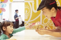 日本マクドナルドは、子供がマクドナルドでの注文を体験できる「ミニソフト」の無料注文券をプレゼントする「ハッピーチャレンジの日」を5月5日に実施する。