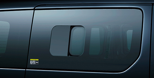 小型商用車「NV200バネット」に追加された新グレードのバン「プレミアムGX」のスライドサイドウインドウ