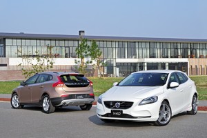 V40シリーズに追加された特別限定車「V40 Cross Country T4 Nordic」（左）と、「V40 T4 Sports」（右）