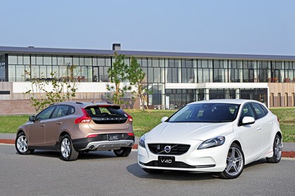 V40シリーズに追加された特別限定車「V40 Cross Country T4 Nordic」（左）と、「V40 T4 Sports」（右）