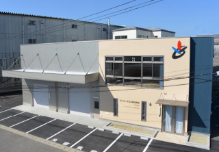 あと施工アンカーのサンコーテクノ＜３４３５＞（ＪＱＳ）の株価は、業績が好調に推移していることから、２，３８６円と高値圏で推移している。