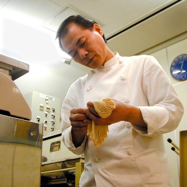 新横浜ラーメン博物館で、人気ラーメン店「支那そばや」創業者、佐野実さんを偲ぶ「佐野実追悼展」が開催される。